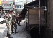 Satpol PP Padang Tertibkan Bangunan Liar di Atas Drainase Jalan HOS Cokroaminoto