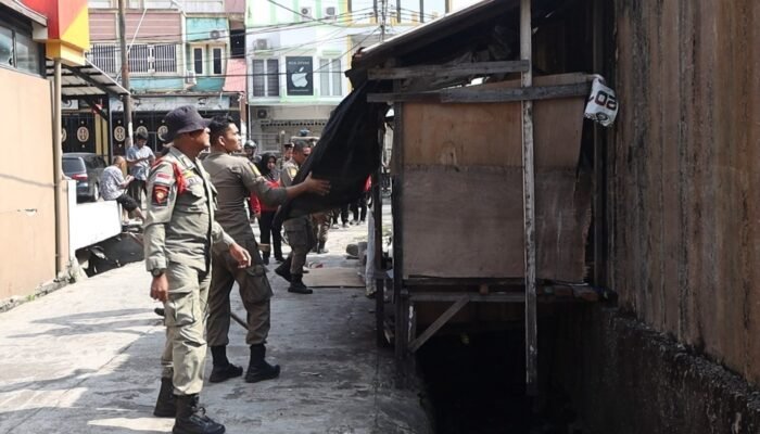 Satpol PP Padang Tertibkan Bangunan Liar di Atas Drainase Jalan HOS Cokroaminoto