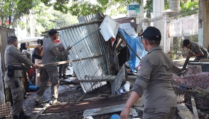 Satpol PP Padang Tertibkan PKL yang Gunakan Fasilitas Umum di Jati