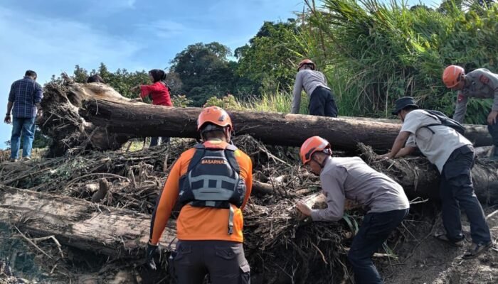 Hari Ketiga Pencarian Korban Banjir Solok, Tim SAR Sisir Area 11 Kilometer