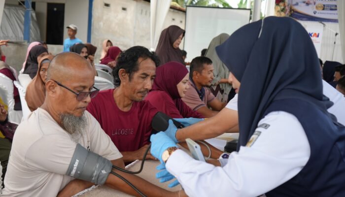 KAI Sumbar Beri Kacamata Gratis kepada 30 Siswa SDN 11 Kampung Jua